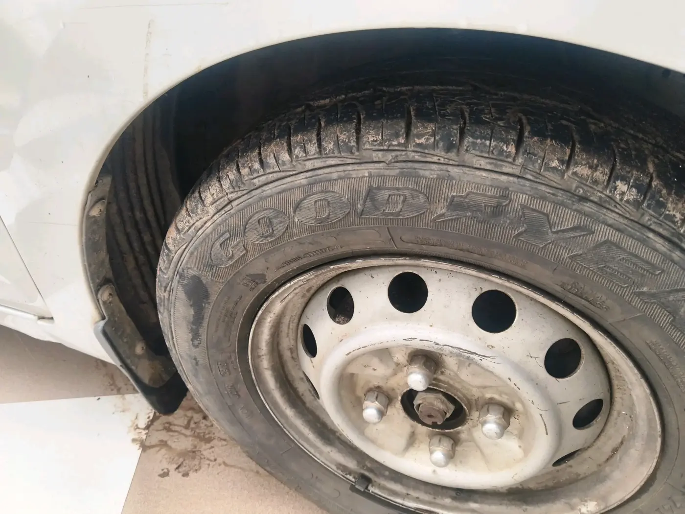 2013 Hyundai Eon ERA +, Petrol, Manual, 1,01,756 km, tyre