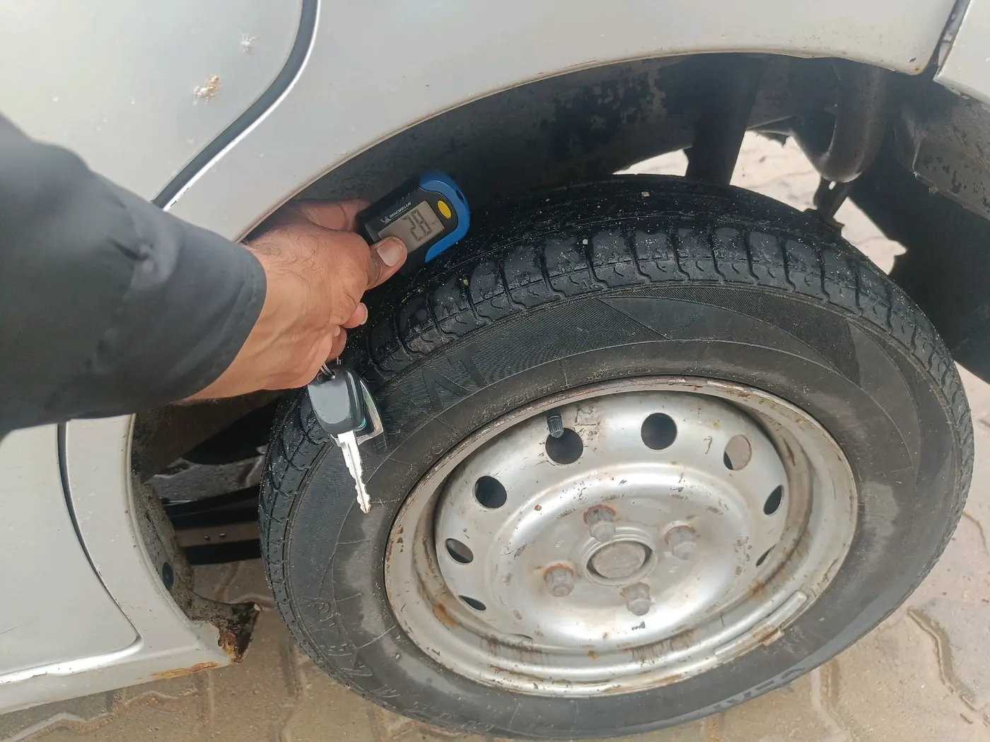 2011 Maruti Wagon R 1.0 LXI, Petrol, Manual, 64,426 km, tyre