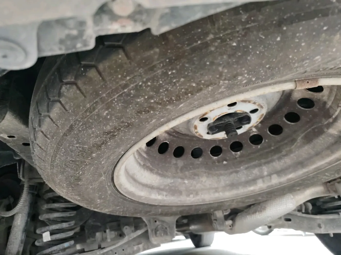 2022 Mahindra XUV700 AX 5 P AT 5 STR, Petrol, Automatic, 22,075 km, tyre