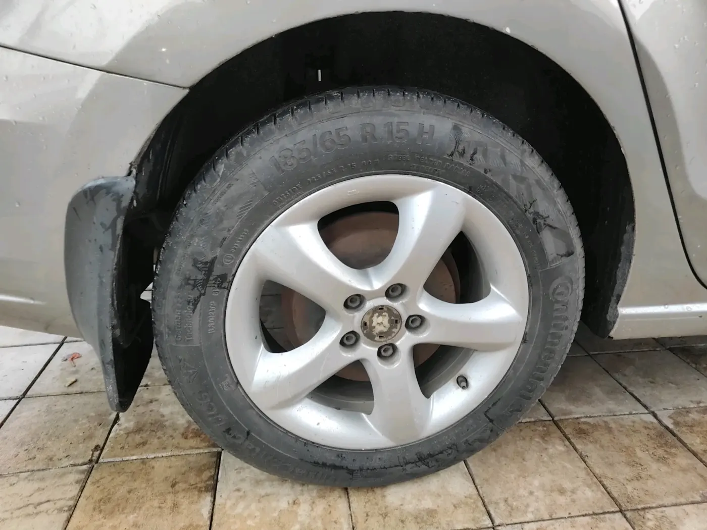 2013 Skoda Rapid ELEGANCE 1.6 TDI CR MT, Diesel, Manual, 1,65,832 km, tyre