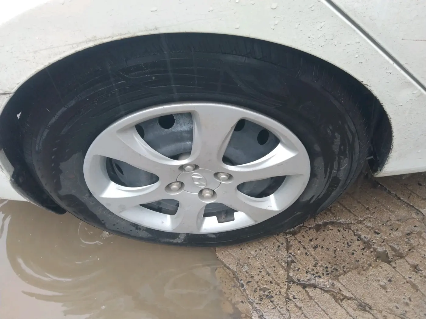 2013 Hyundai Verna FLUIDIC 1.6 CRDI EX, Diesel, Manual, 95,138 km, tyre