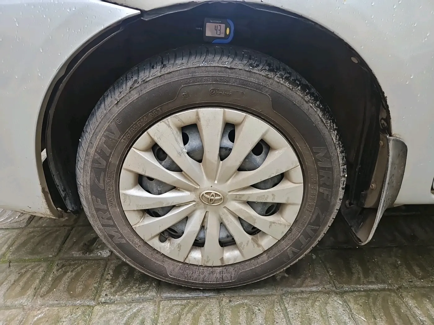 2011 Toyota Etios G, Petrol, Manual, 1,09,700 km, tyre