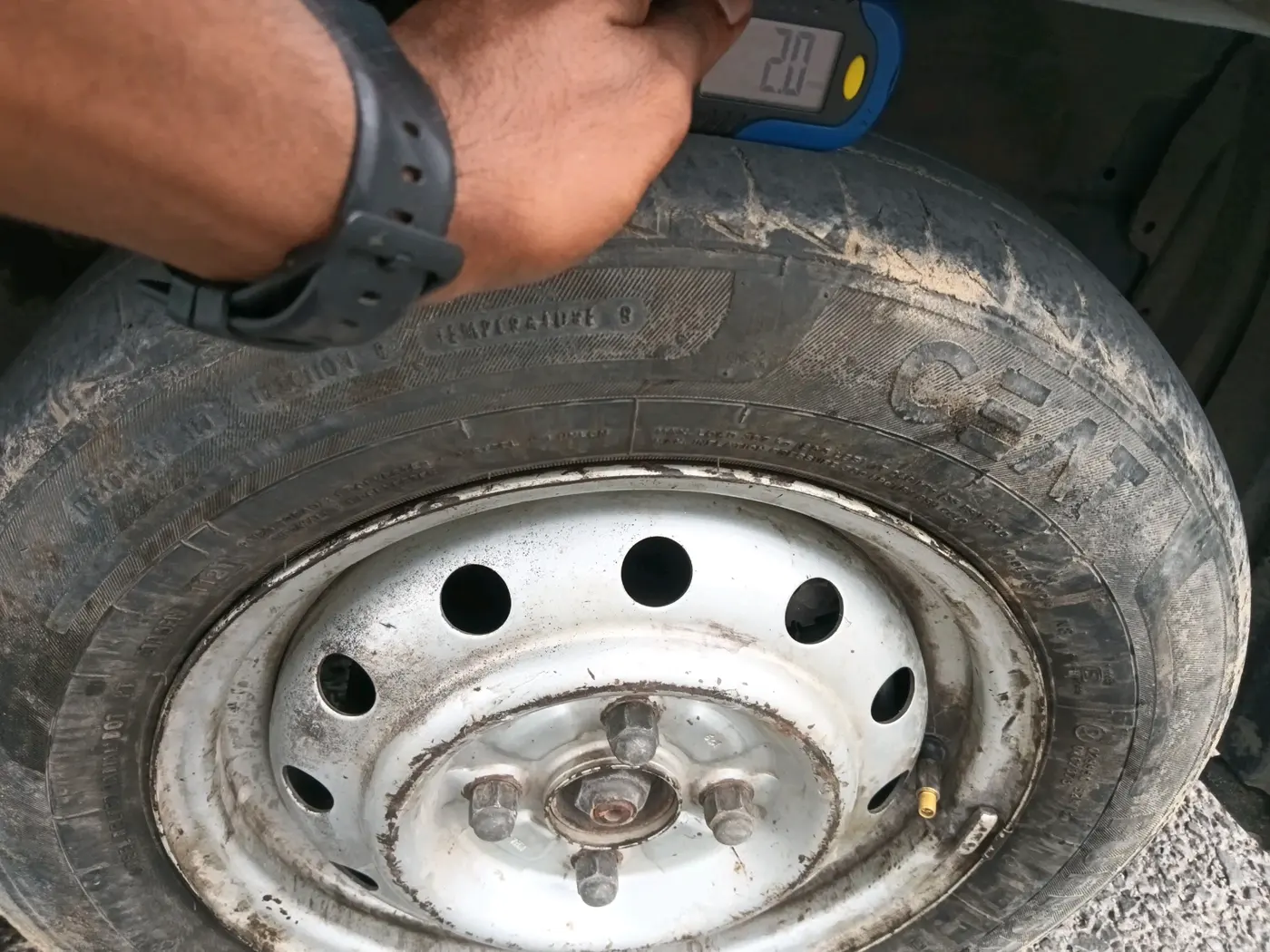 2013 Maruti Wagon R 1.0 LXI CNG, CNG, Manual, 1,62,020 km, tyre