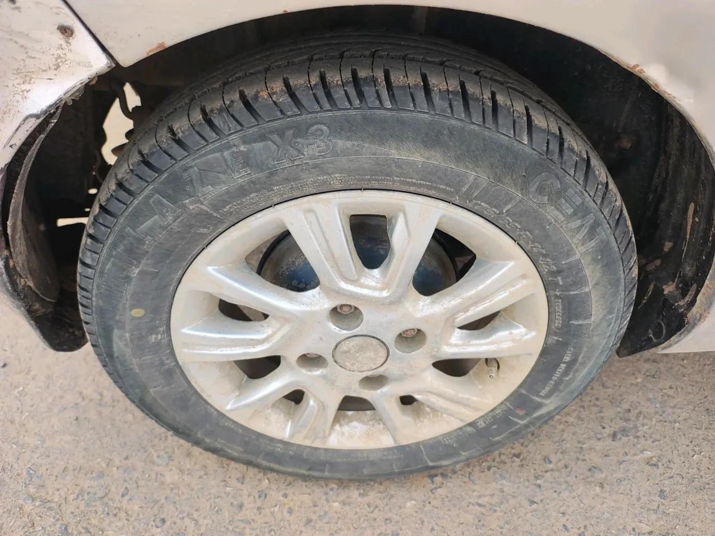 2017 Tata Tiago XZA PETROL, Petrol, Automatic, 1,15,845 km, tyre