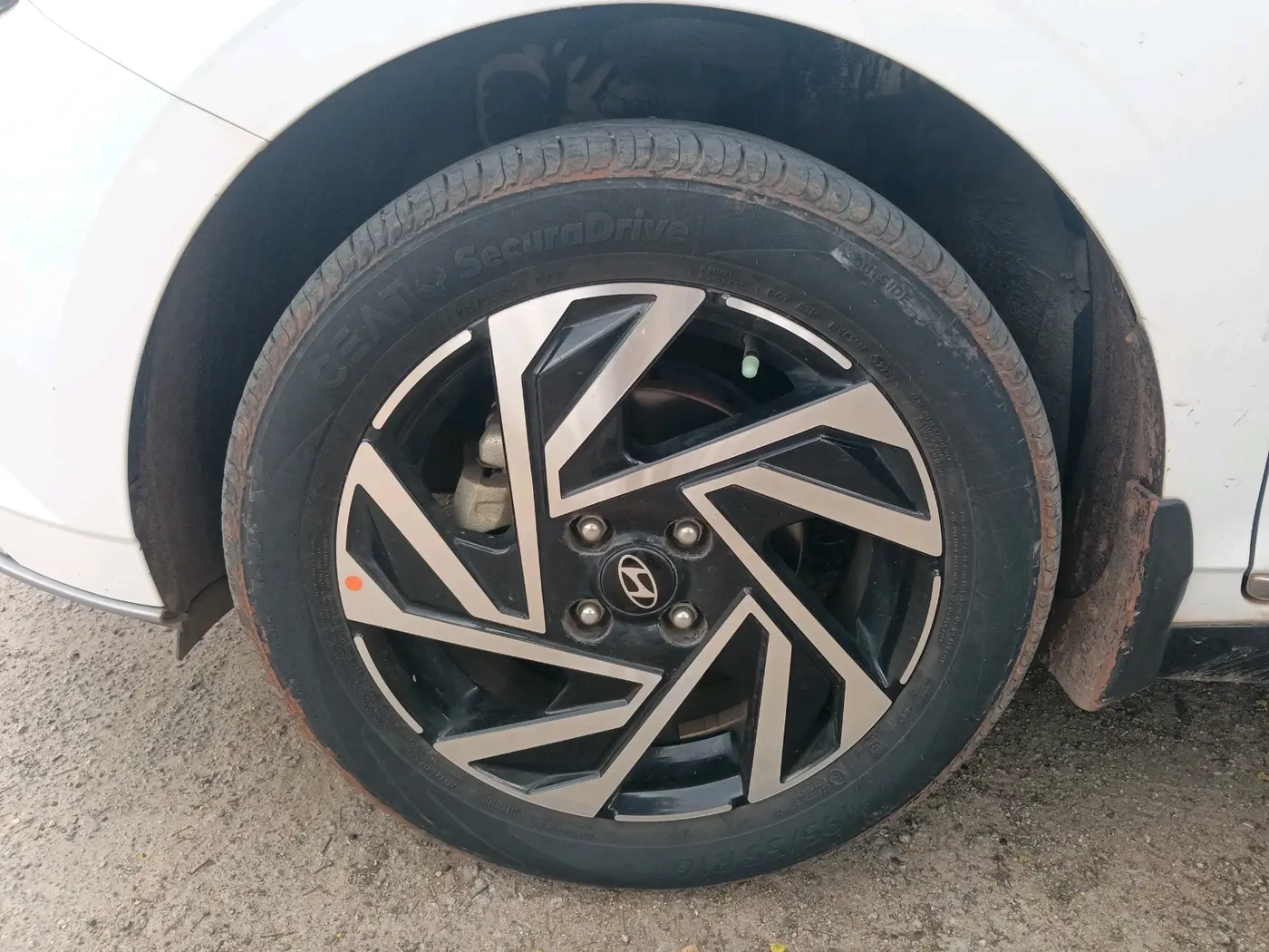 2024 Hyundai NEW I20 ASTA (O) 1.2 MT, Petrol, Manual, 31,427 km, tyre