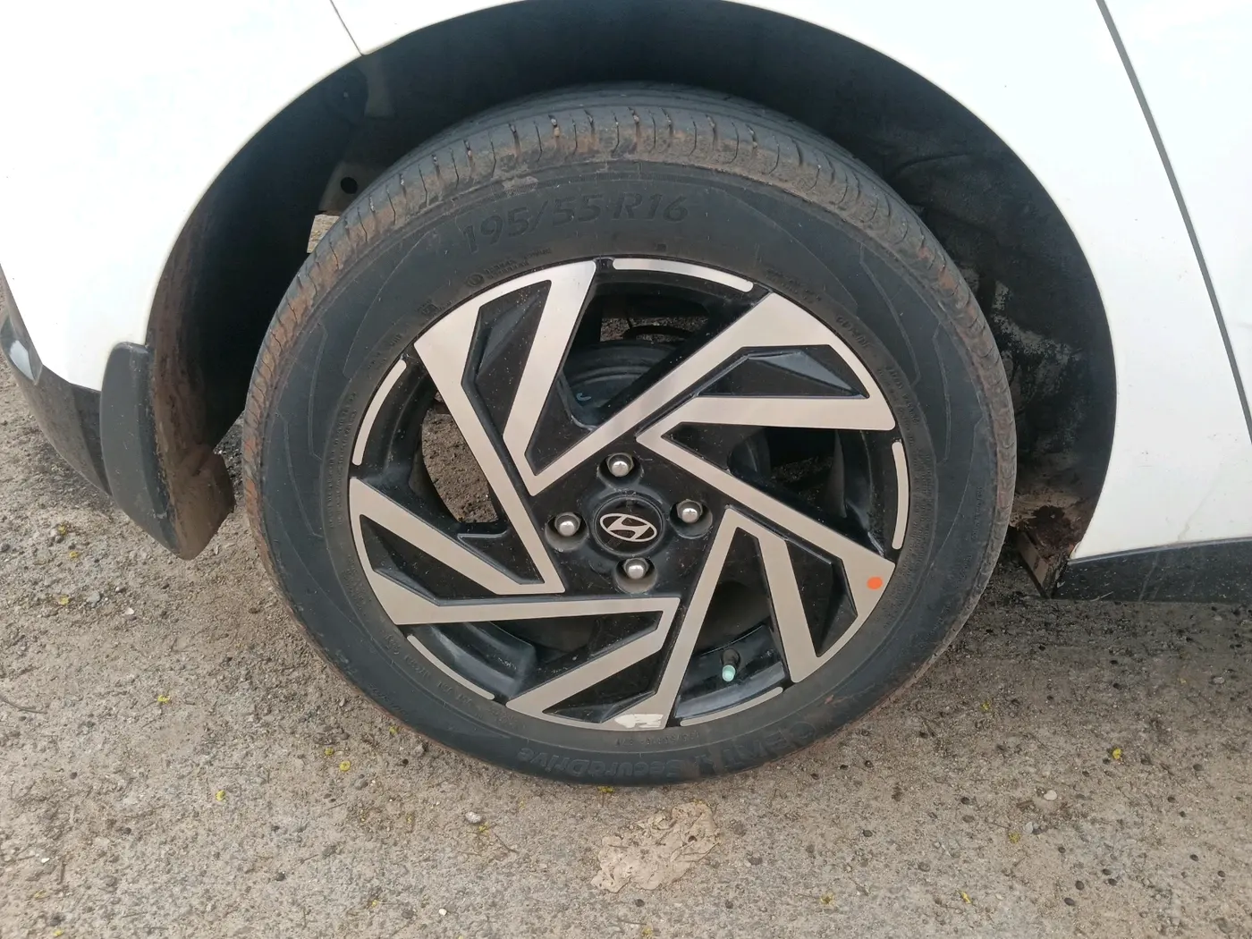 2024 Hyundai NEW I20 ASTA (O) 1.2 MT, Petrol, Manual, 31,427 km, tyre