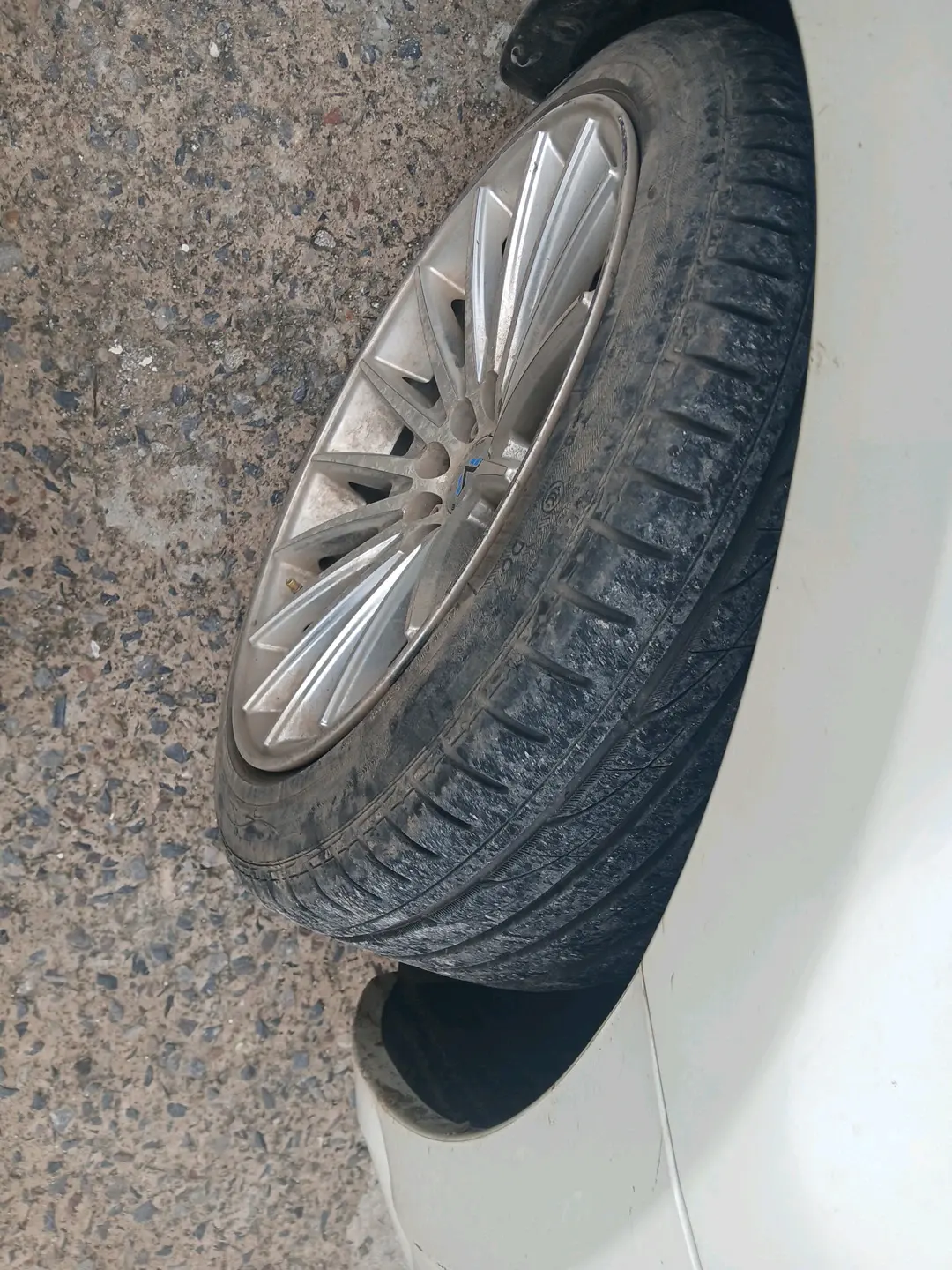 2022 Maruti Swift VXI, Petrol, Manual, 13,533 km, tyre