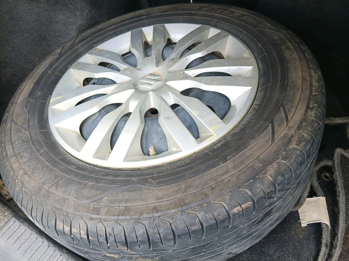 2018 Maruti Dzire VXI, Petrol, Manual, 2,15,225 km, tyre