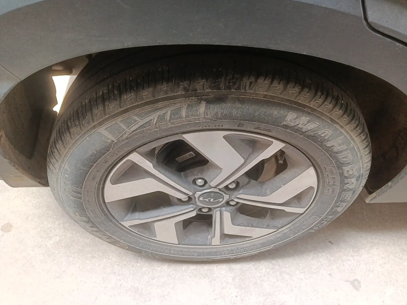 2022 KIA SONET HTX 1.5 AT, Diesel, Automatic, 65,396 km, tyre