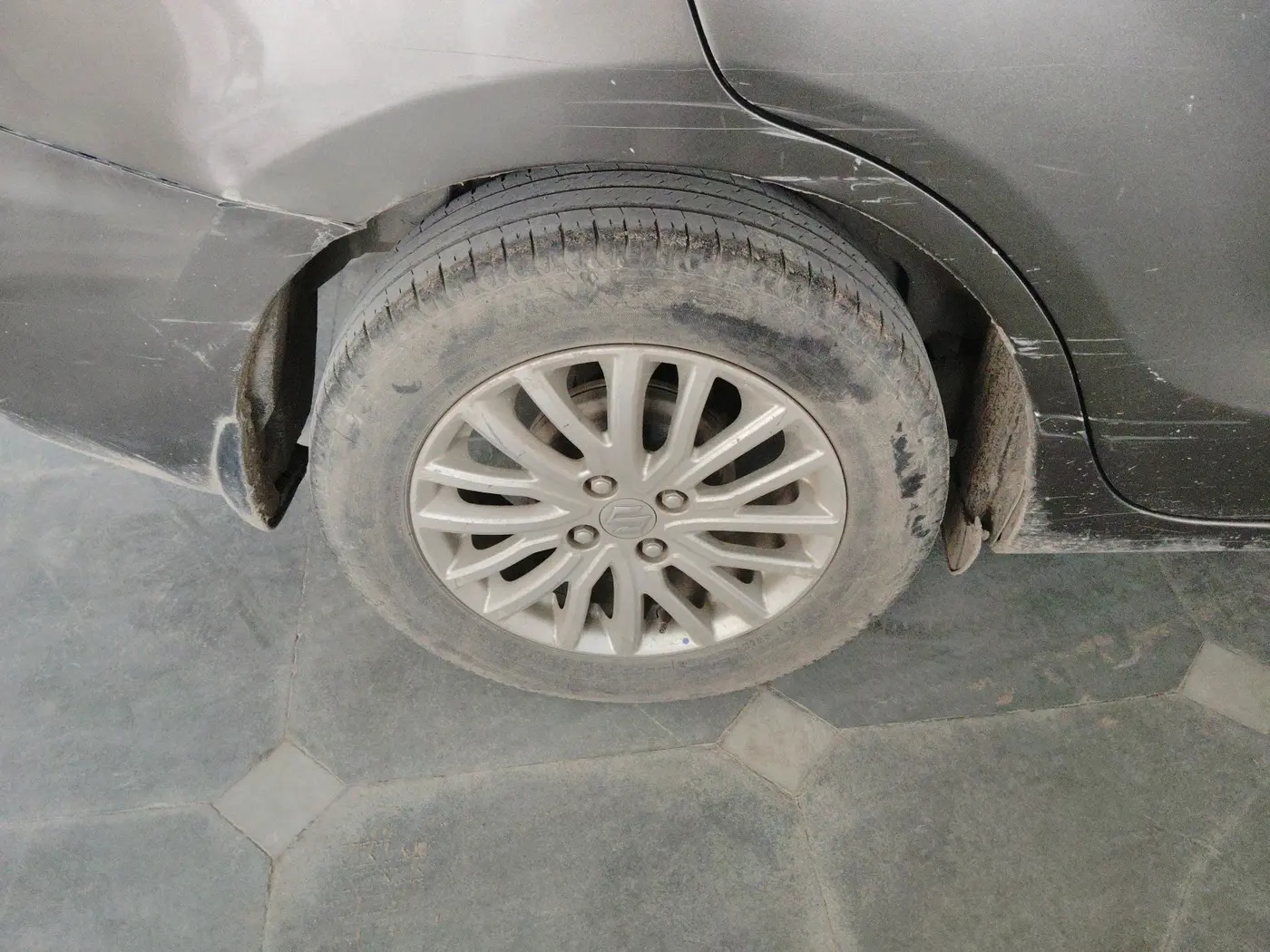 2017 Maruti Dzire ZXI, Petrol, Manual, 1,21,782 km, tyre