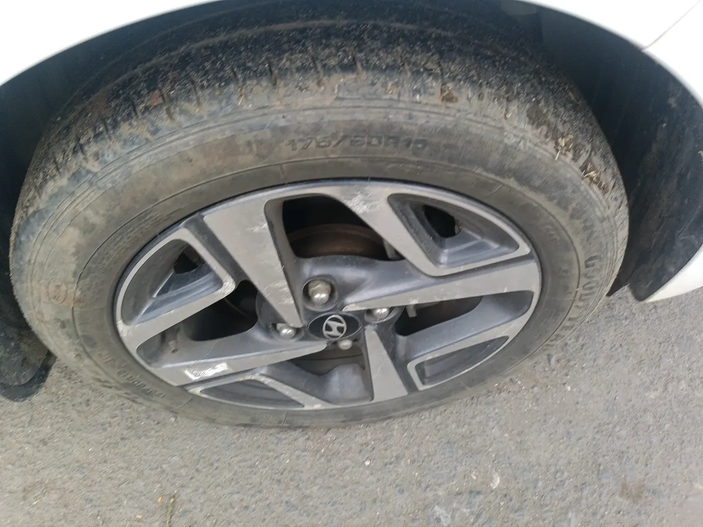 2022 Hyundai AURA SX 1.2, Petrol, Manual, 17,251 km, tyre