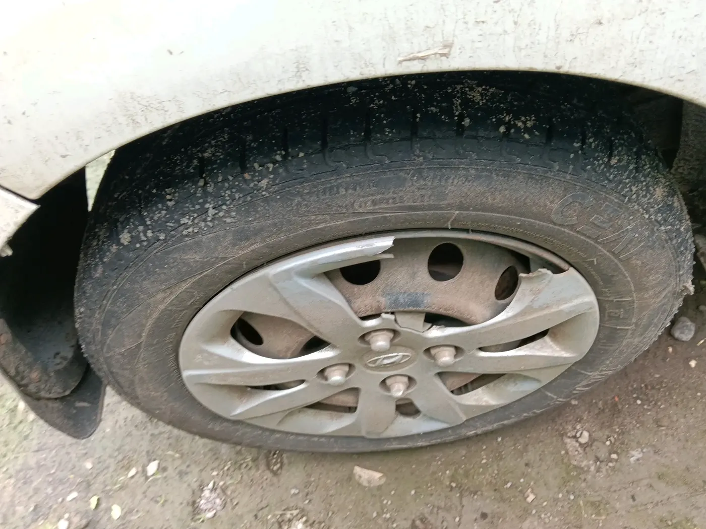 2015 Hyundai Eon SPORTZ, Petrol, Manual, 1,15,544 km, tyre