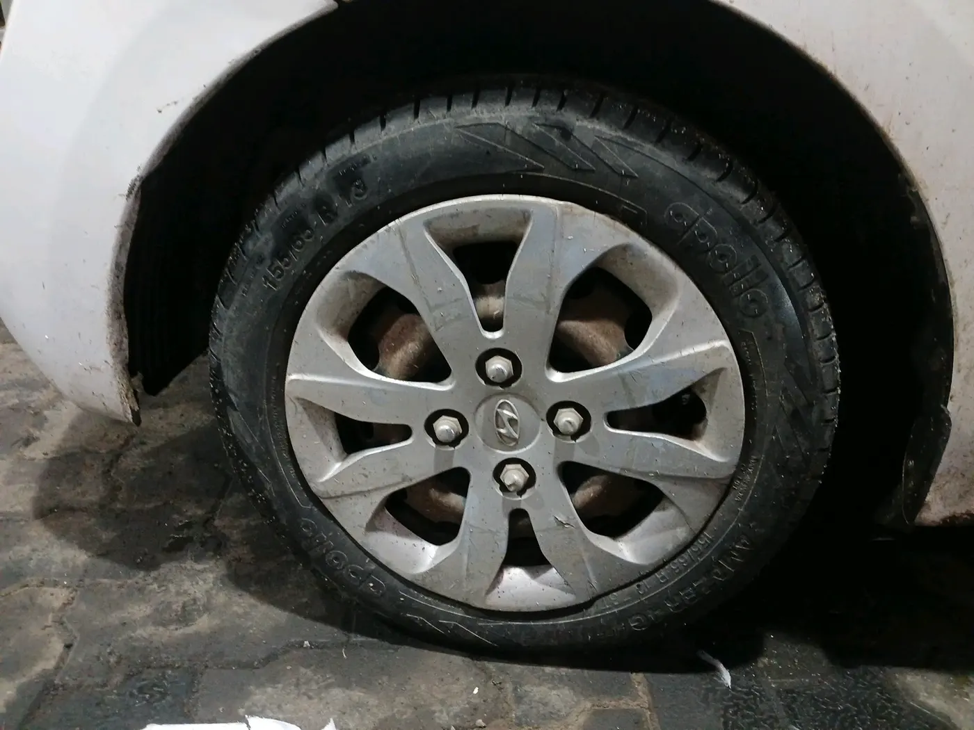 2014 Hyundai Eon MAGNA +, CNG, Manual, 1,73,701 km, tyre