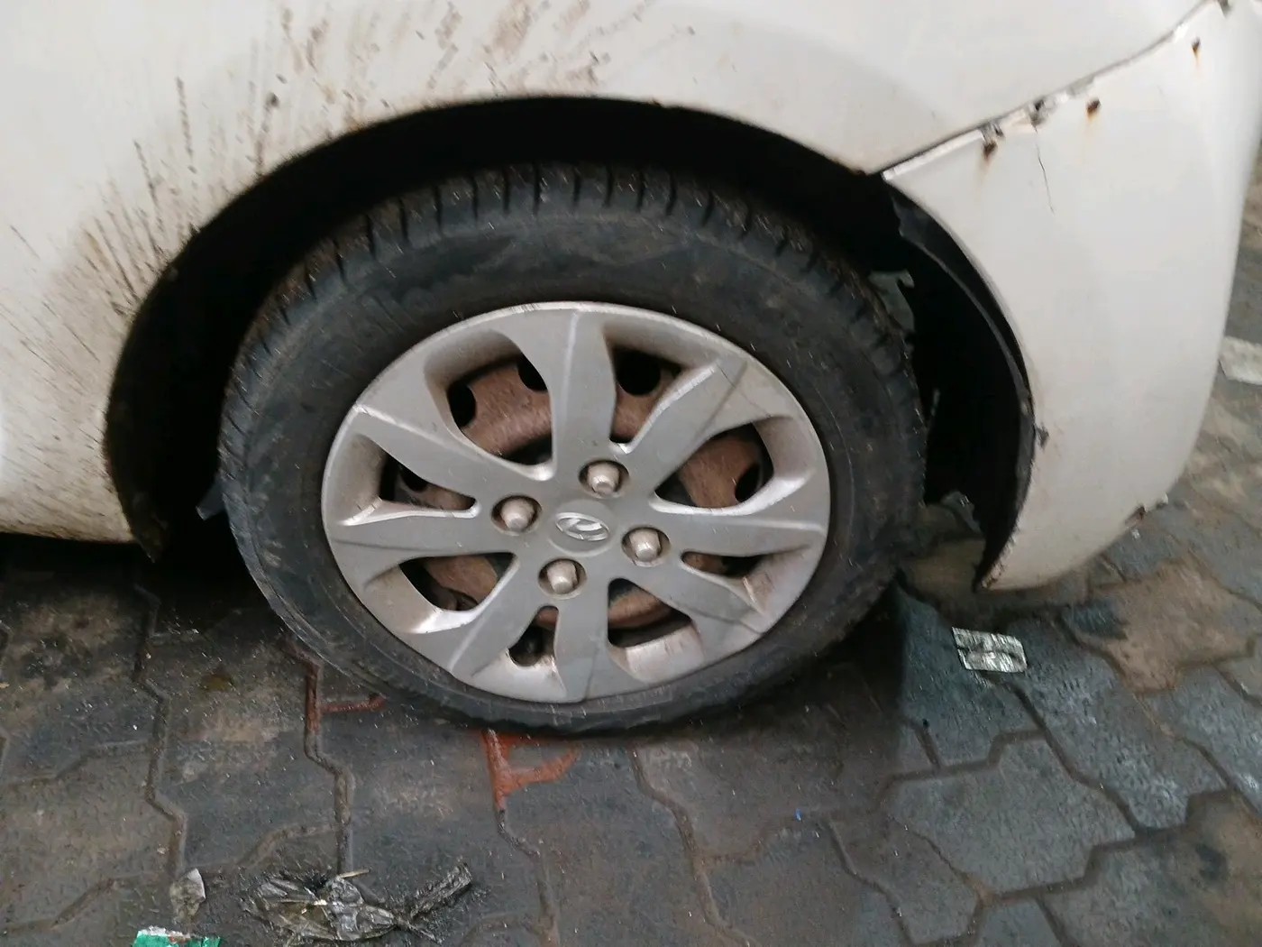 2014 Hyundai Eon MAGNA +, CNG, Manual, 1,73,701 km, tyre