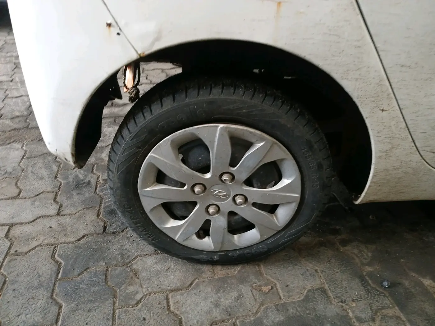 2014 Hyundai Eon MAGNA +, CNG, Manual, 1,73,701 km, tyre