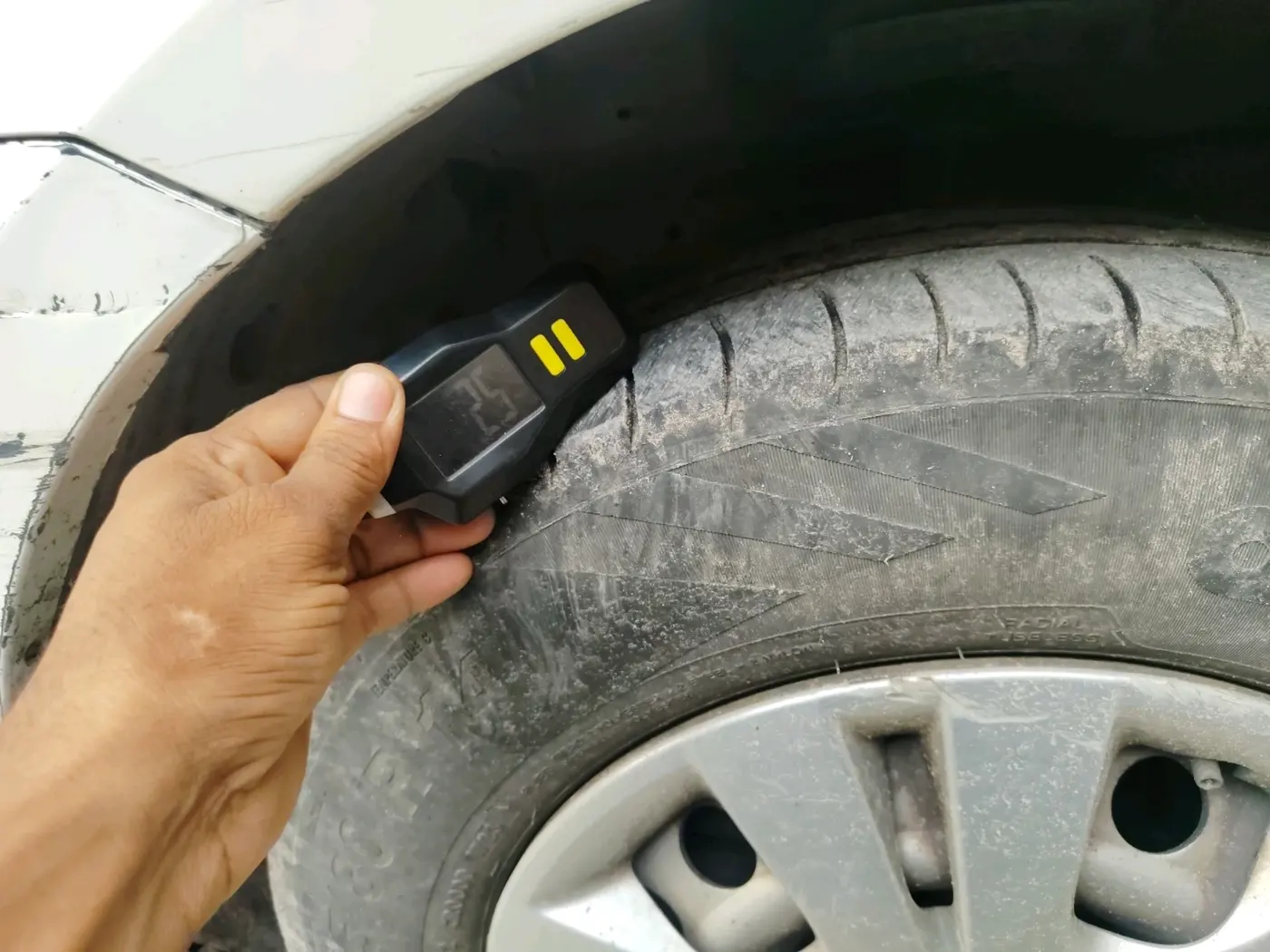 2017 Maruti Swift LXI (O), Petrol, Manual, 96,890 km, tyre
