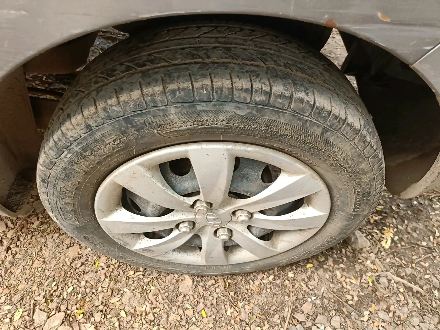 2013 Hyundai Eon MAGNA +, CNG, Manual, 1,10,849 km, tyre