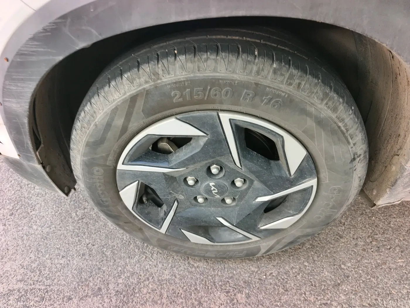 2024 KIA SONET HTK 1.2 PETROL MT, Petrol, Manual, 17,698 km, tyre