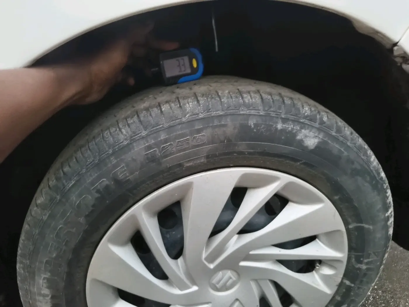 2014 Maruti Ertiga VXI, CNG, Manual, 90,744 km, tyre