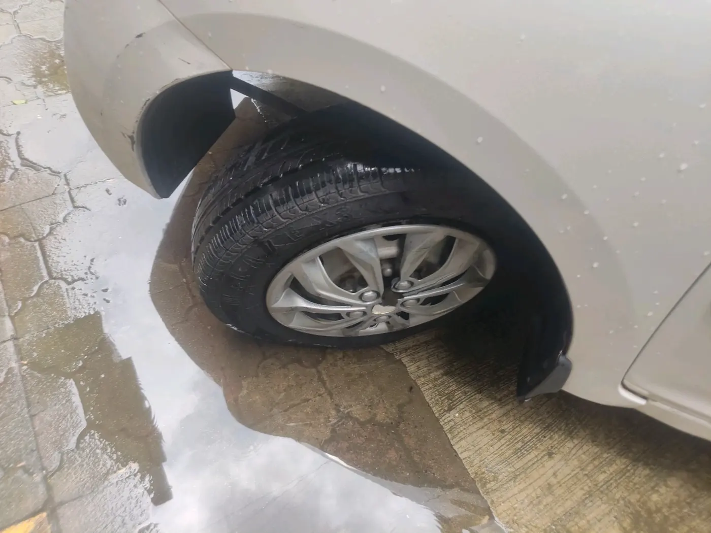 2013 Hyundai Eon ERA +, Petrol, Manual, 7,537 km, tyre
