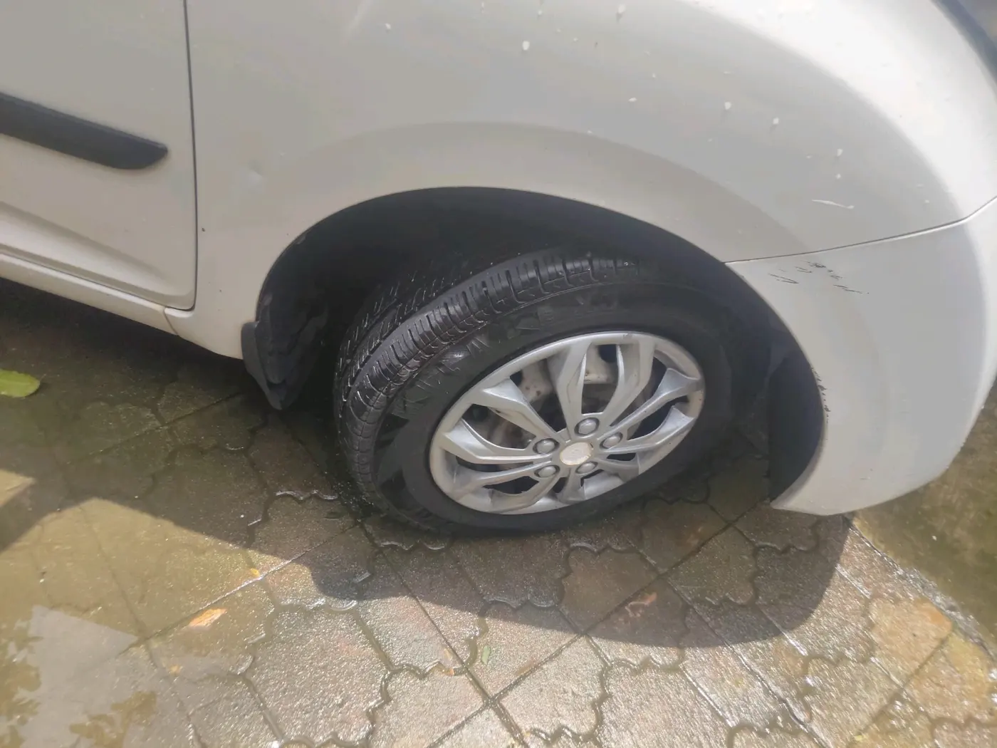 2013 Hyundai Eon ERA +, Petrol, Manual, 7,537 km, tyre