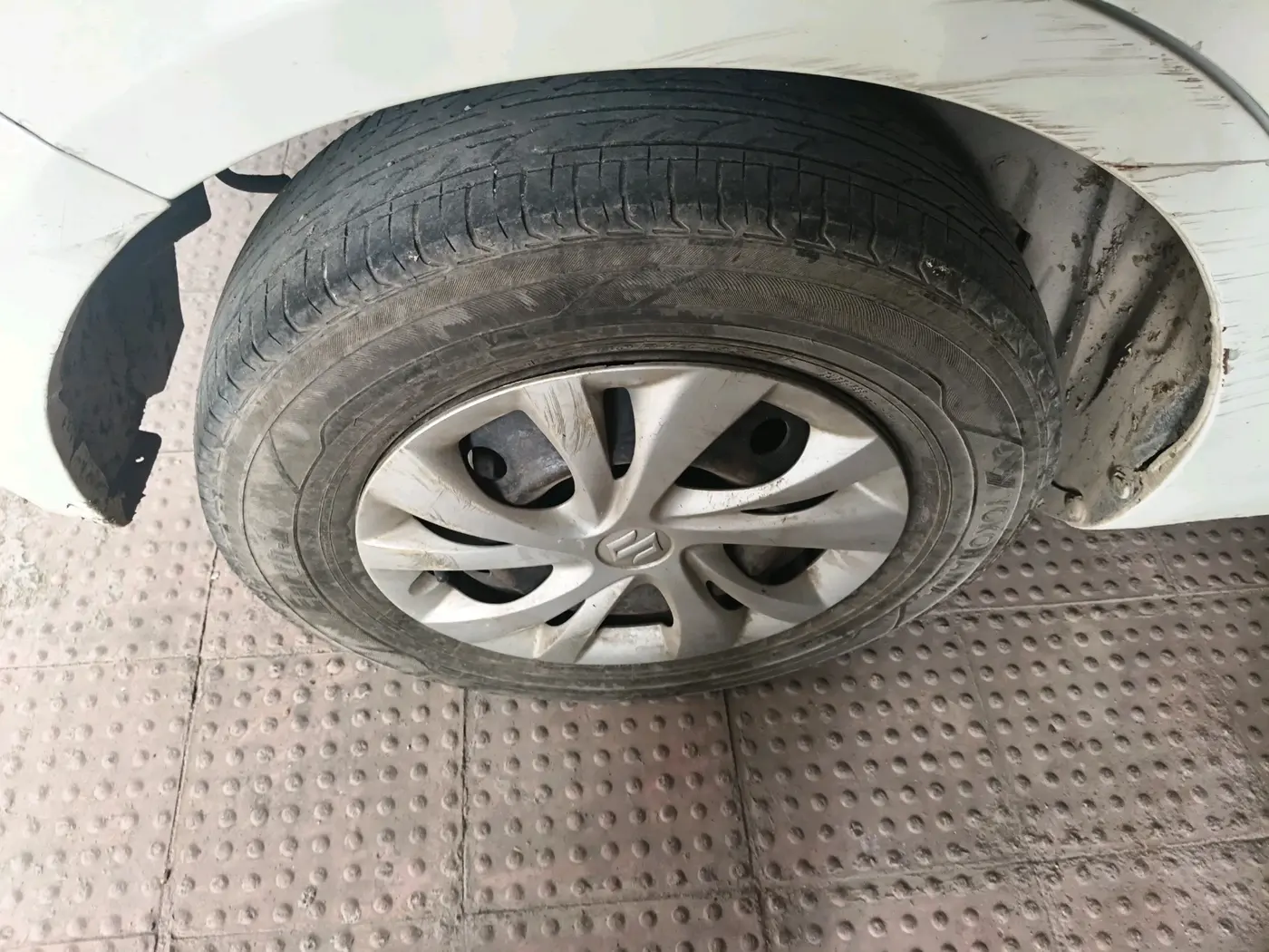 2014 Maruti Swift Dzire VXI, Petrol, Manual, 1,04,814 km, tyre