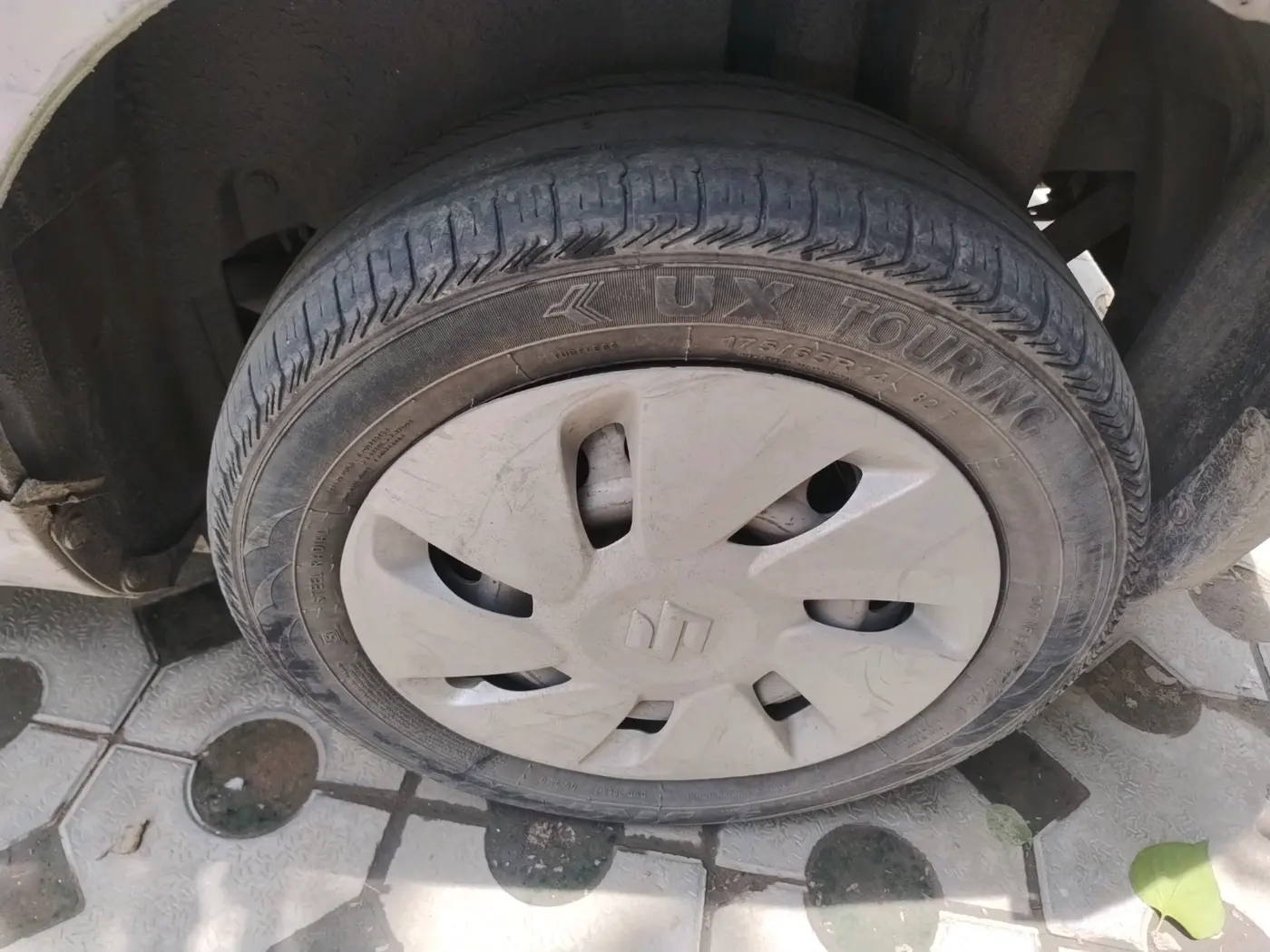 2017 Maruti Swift LXI (O), CNG, Manual, 93,792 km, tyre
