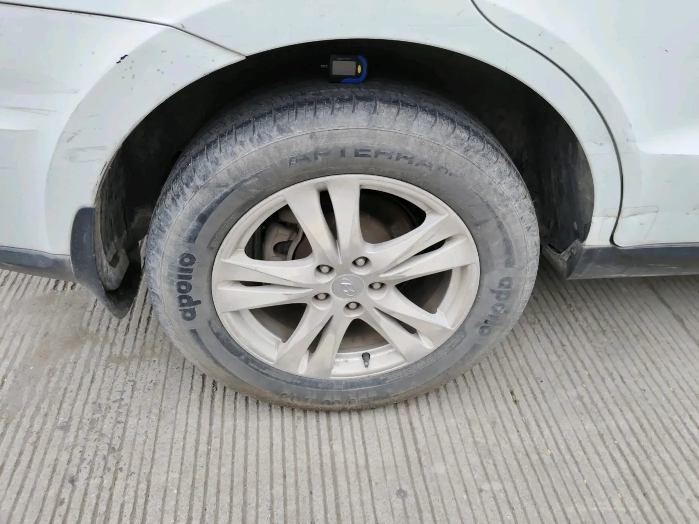 2012 Hyundai Santa Fe 2 WD, Diesel, Manual, 1,04,278 km, tyre