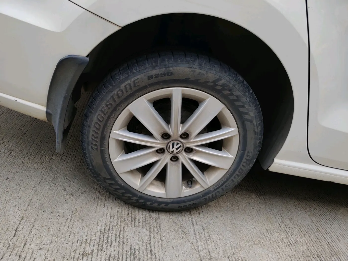 2017 Volkswagen Vento HIGHLINE PETROL AT, Petrol, Automatic, 1,27,589 km, tyre