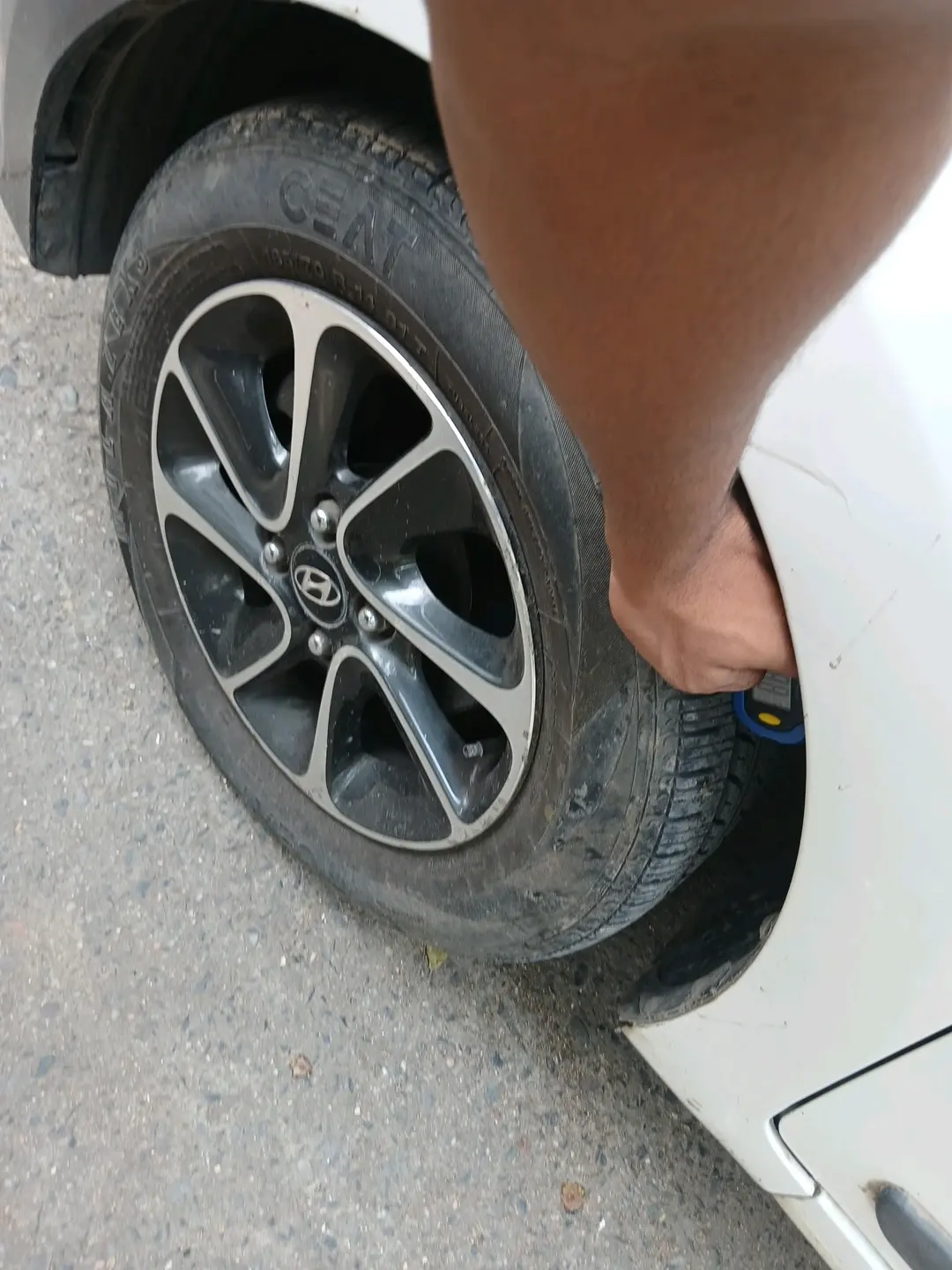 2017 Hyundai Grand i10 SPORTZ (O) AT 1.2 KAPPA VTVT, Petrol, Automatic, 93,026 km, tyre