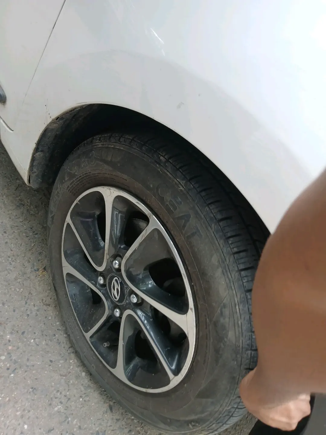 2017 Hyundai Grand i10 SPORTZ (O) AT 1.2 KAPPA VTVT, Petrol, Automatic, 93,026 km, tyre