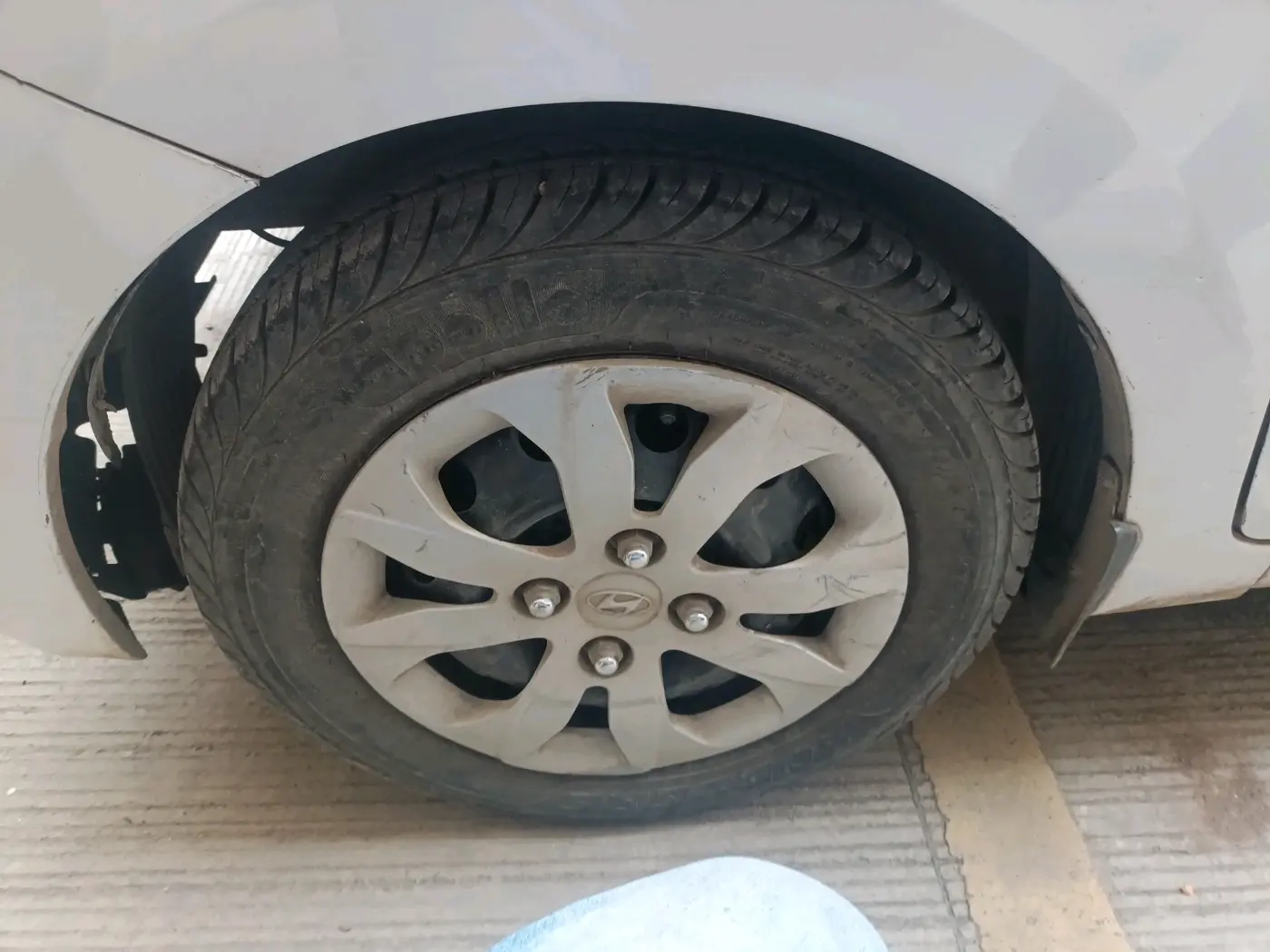 2017 Hyundai Eon MAGNA +, Petrol, Manual, 1,20,025 km, tyre