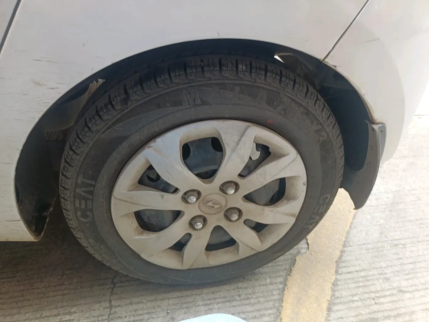 2017 Hyundai Eon MAGNA +, Petrol, Manual, 1,20,025 km, tyre