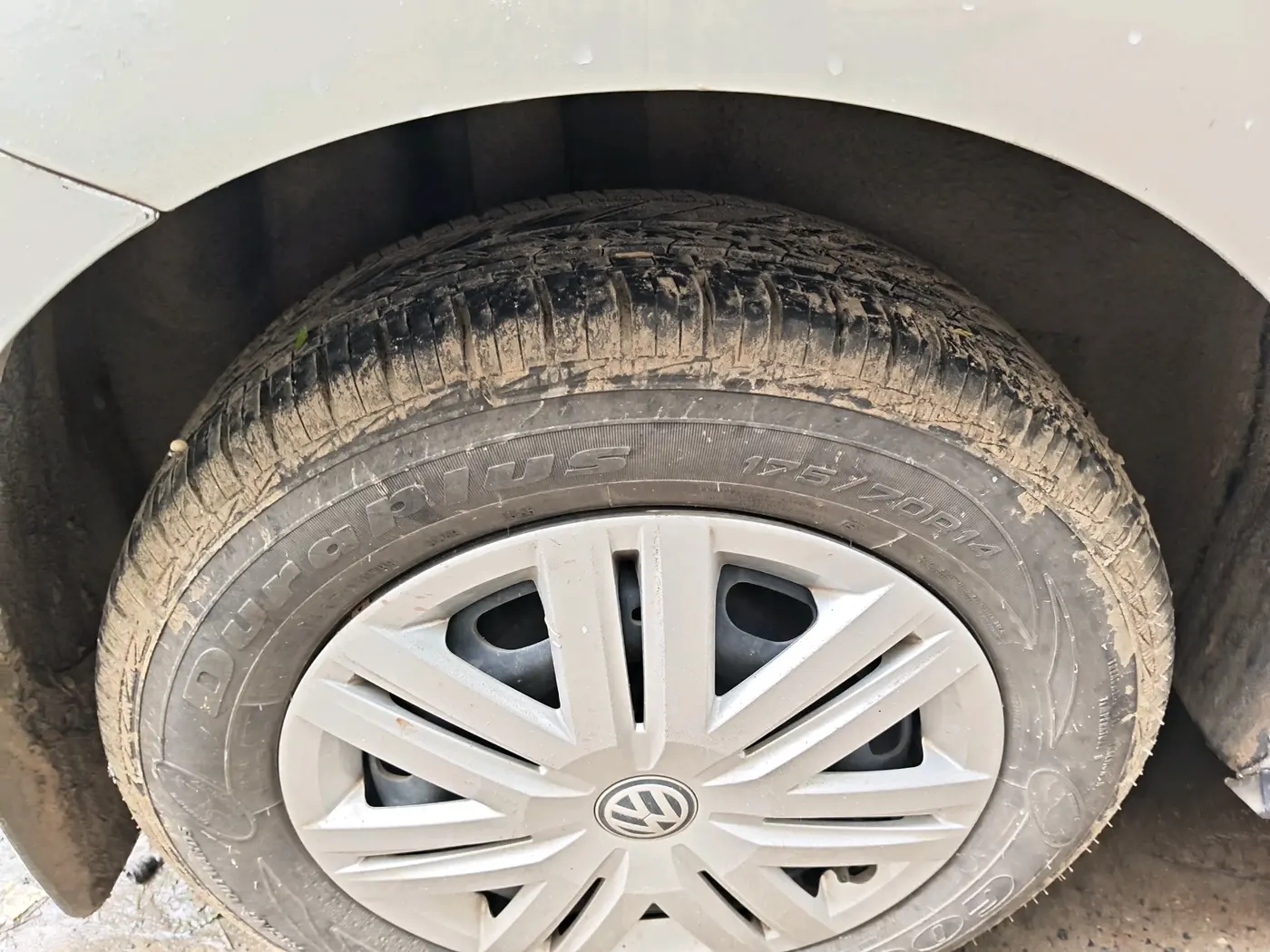 2020 Volkswagen Polo TRENDLINE 1.0L, Petrol, Manual, 96,276 km, tyre