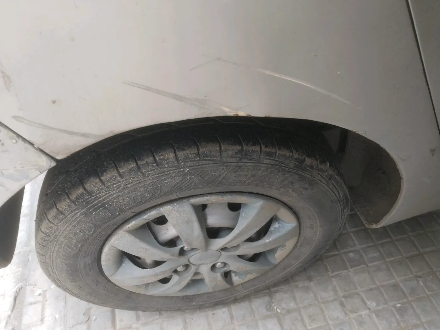 2012 Hyundai Eon D-LITE+, Petrol, Manual, 1,00,015 km, tyre