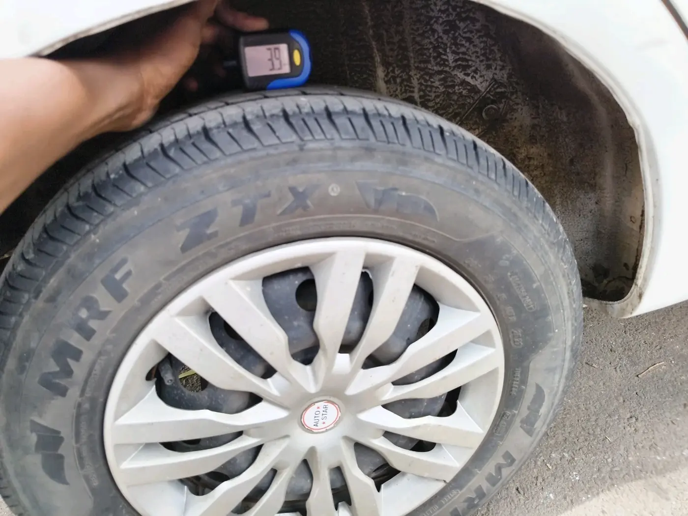 2011 Toyota Etios G, Petrol, Manual, 1,08,649 km, tyre