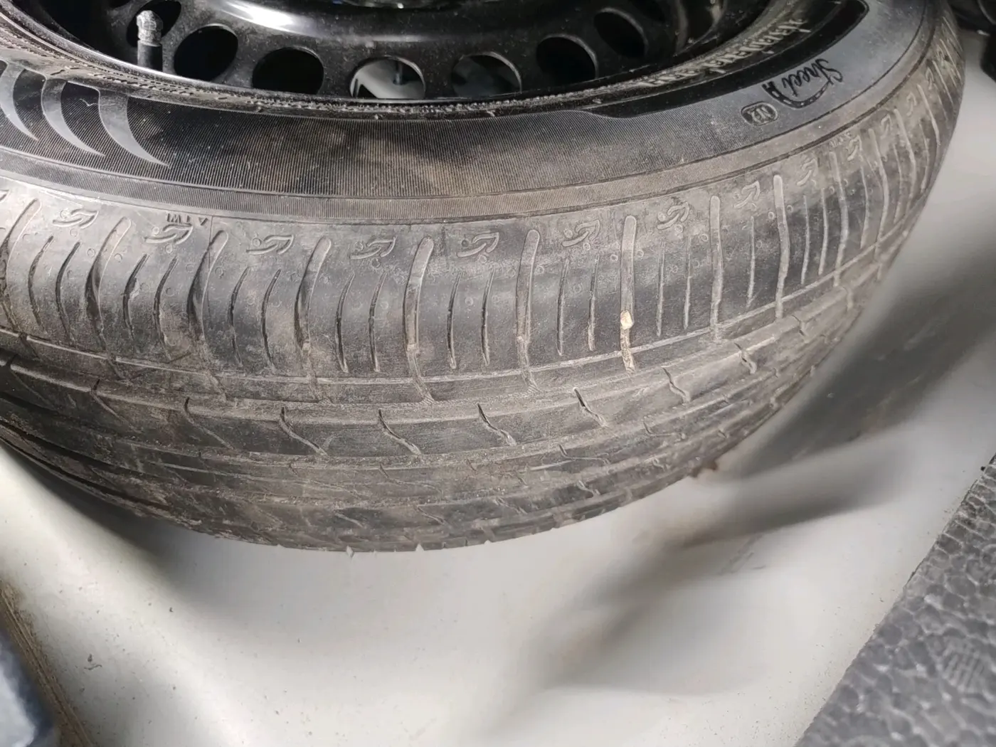 2024 Maruti BREZZA LXI, Petrol, Manual, 20,579 km, tyre