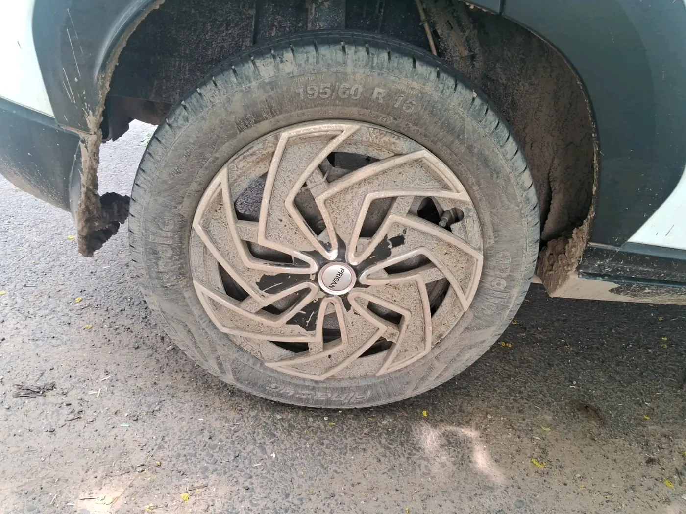 2023 Nissan MAGNITE XE, Petrol, Manual, 50,157 km, tyre