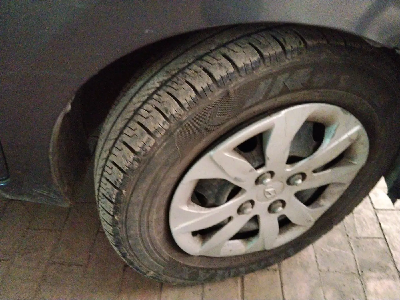 2017 Hyundai Eon SPORTZ, Petrol, Manual, 1,27,656 km, tyre