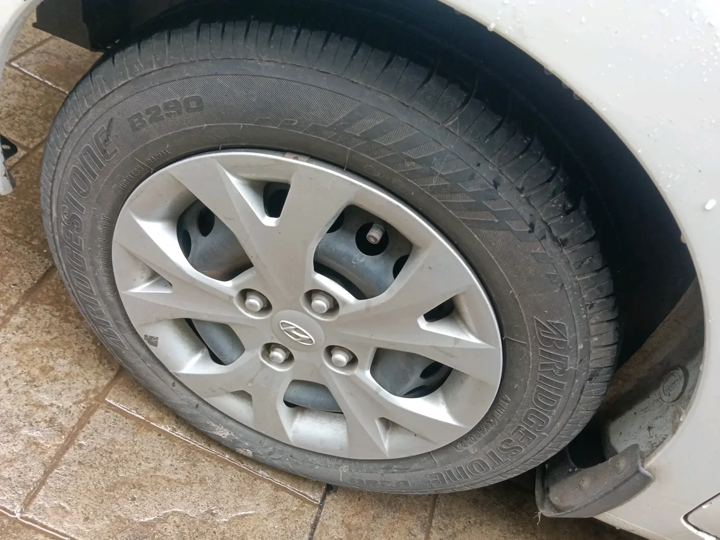 2016 Hyundai Grand i10 MAGNA AT 1.2 KAPPA VTVT, Petrol, Automatic, 53,801 km, tyre