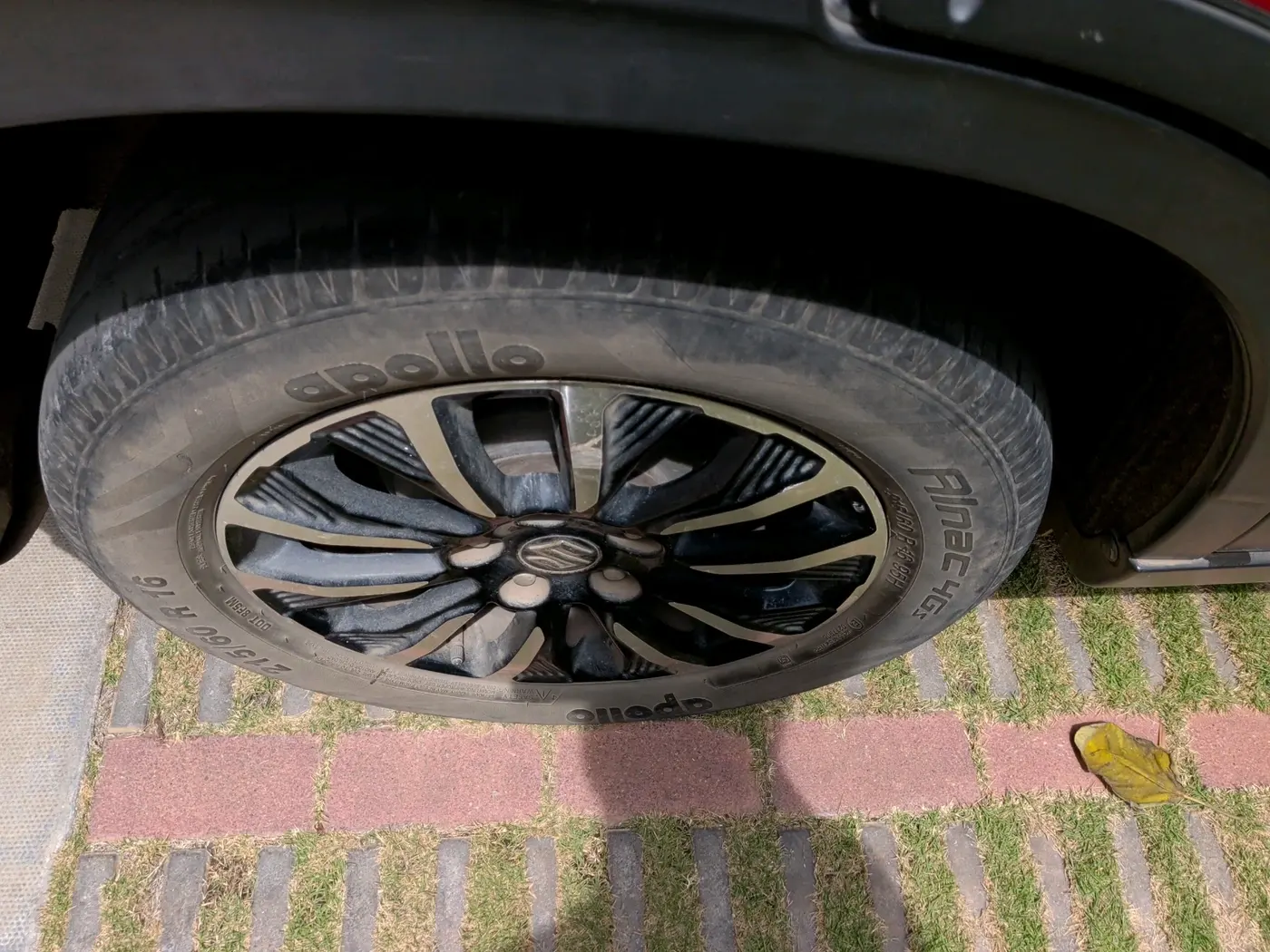 2020 Maruti Vitara Brezza ZXI PLUS AT DUAL TONE SHVS, Petrol, Automatic, 45,502 km, tyre