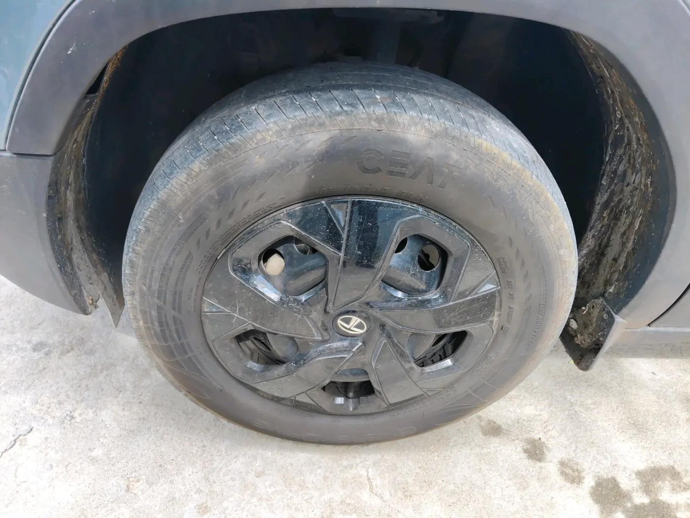 2024 Tata PUNCH ADVENTURE RHYTHM CNG, CNG, Manual, 24,230 km, tyre