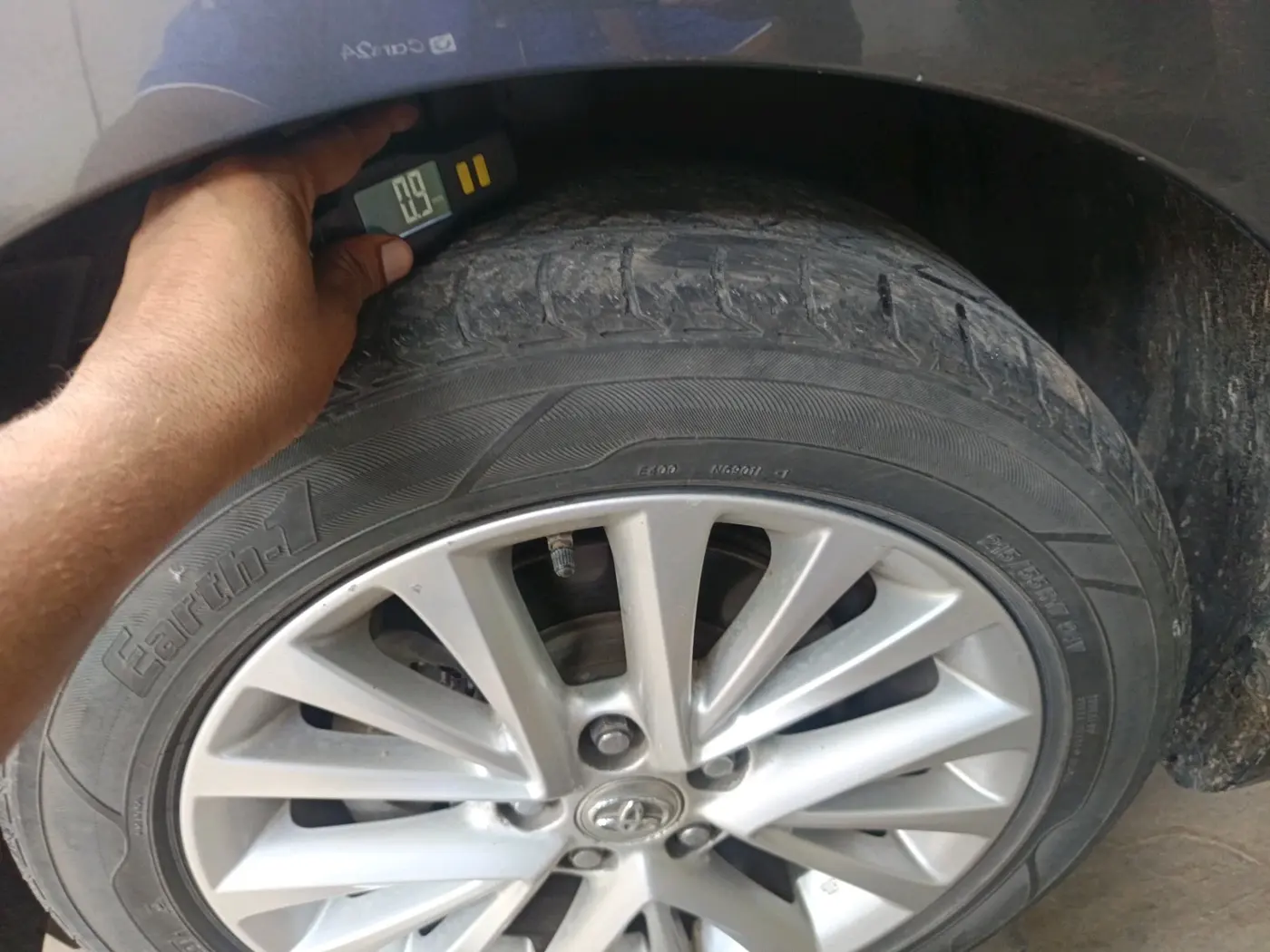 2017 Toyota Camry HYBRID, Hybrid, Automatic, 1,06,972 km, tyre