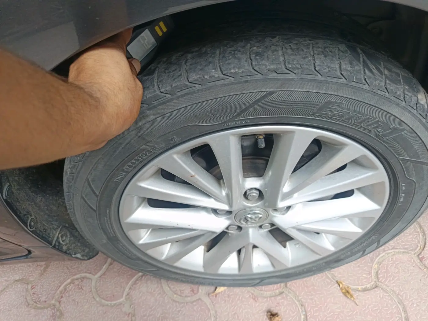 2017 Toyota Camry HYBRID, Hybrid, Automatic, 1,06,972 km, tyre