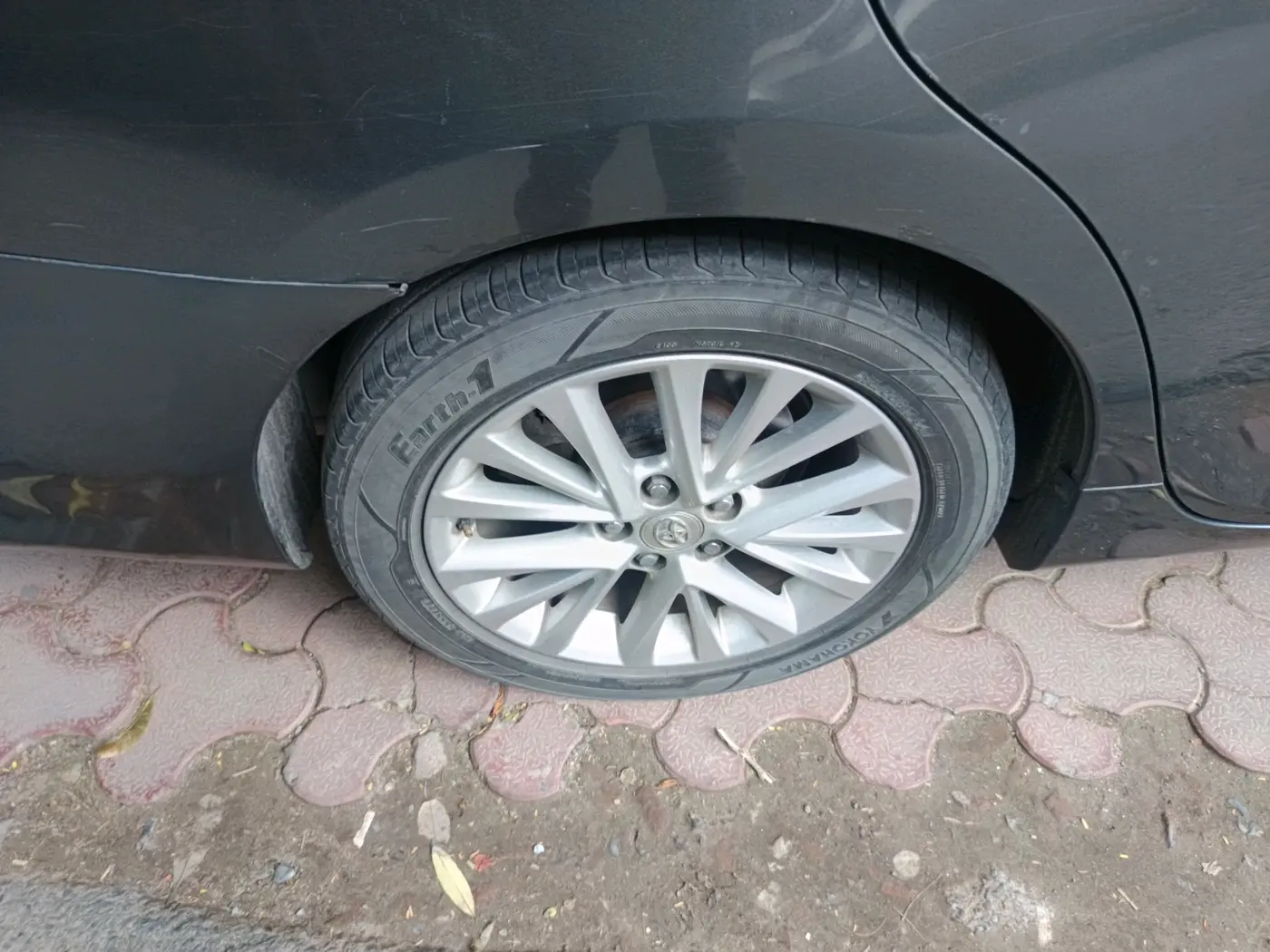 2017 Toyota Camry HYBRID, Hybrid, Automatic, 1,06,972 km, tyre