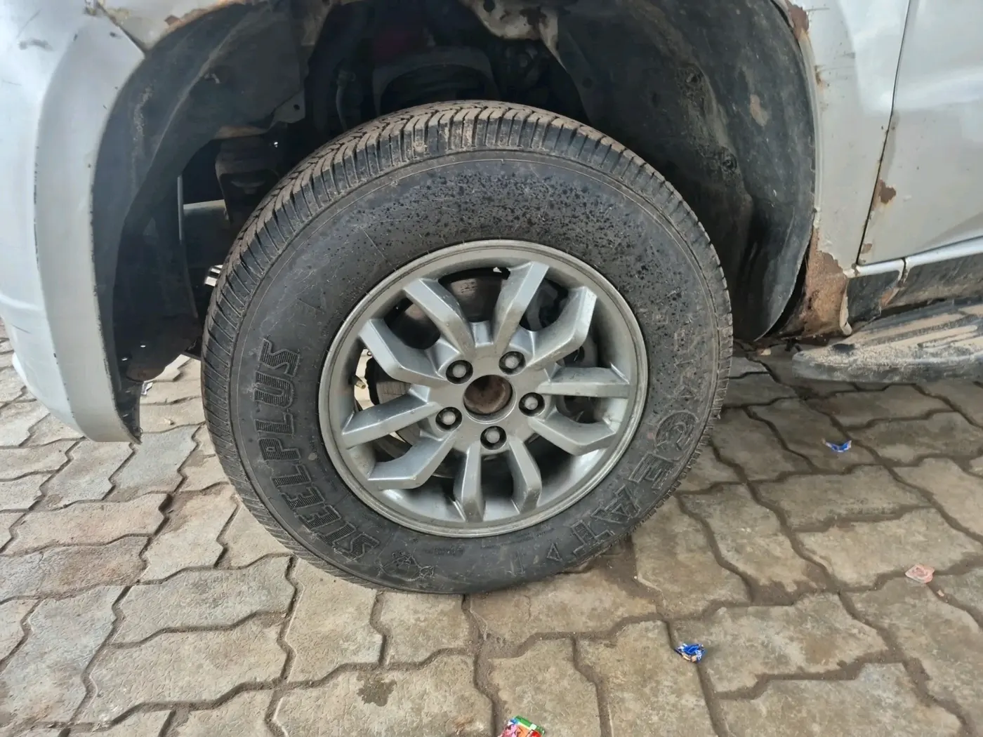 2017 Mahindra TUV300 T10, Diesel, Manual, 1,06,856 km, tyre