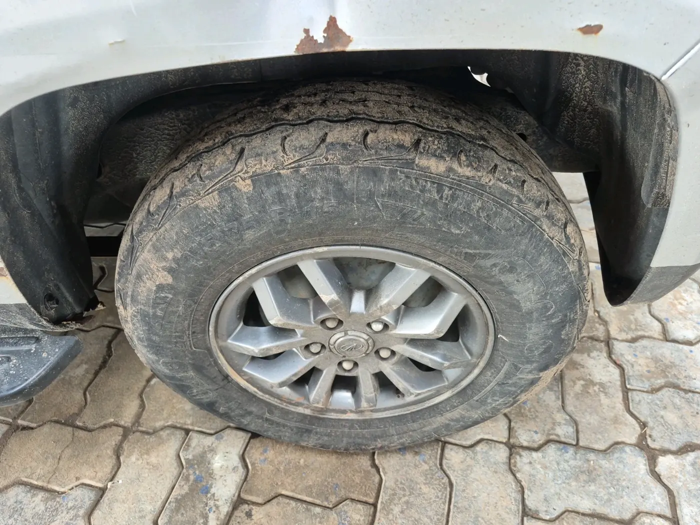 2017 Mahindra TUV300 T10, Diesel, Manual, 1,06,856 km, tyre
