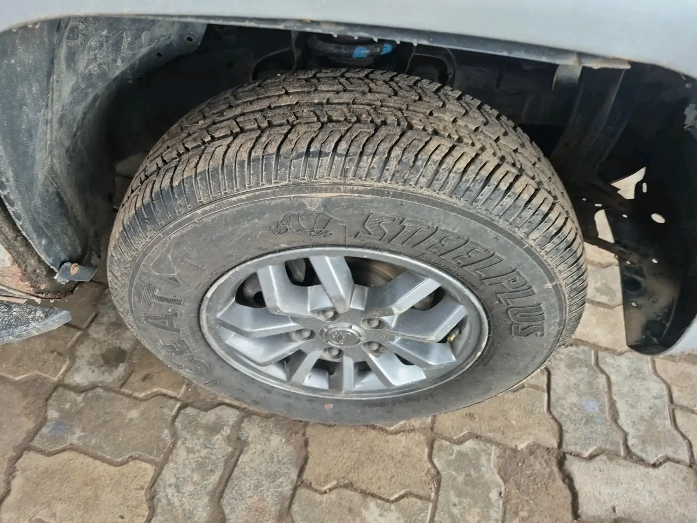 2017 Mahindra TUV300 T10, Diesel, Manual, 1,06,856 km, tyre