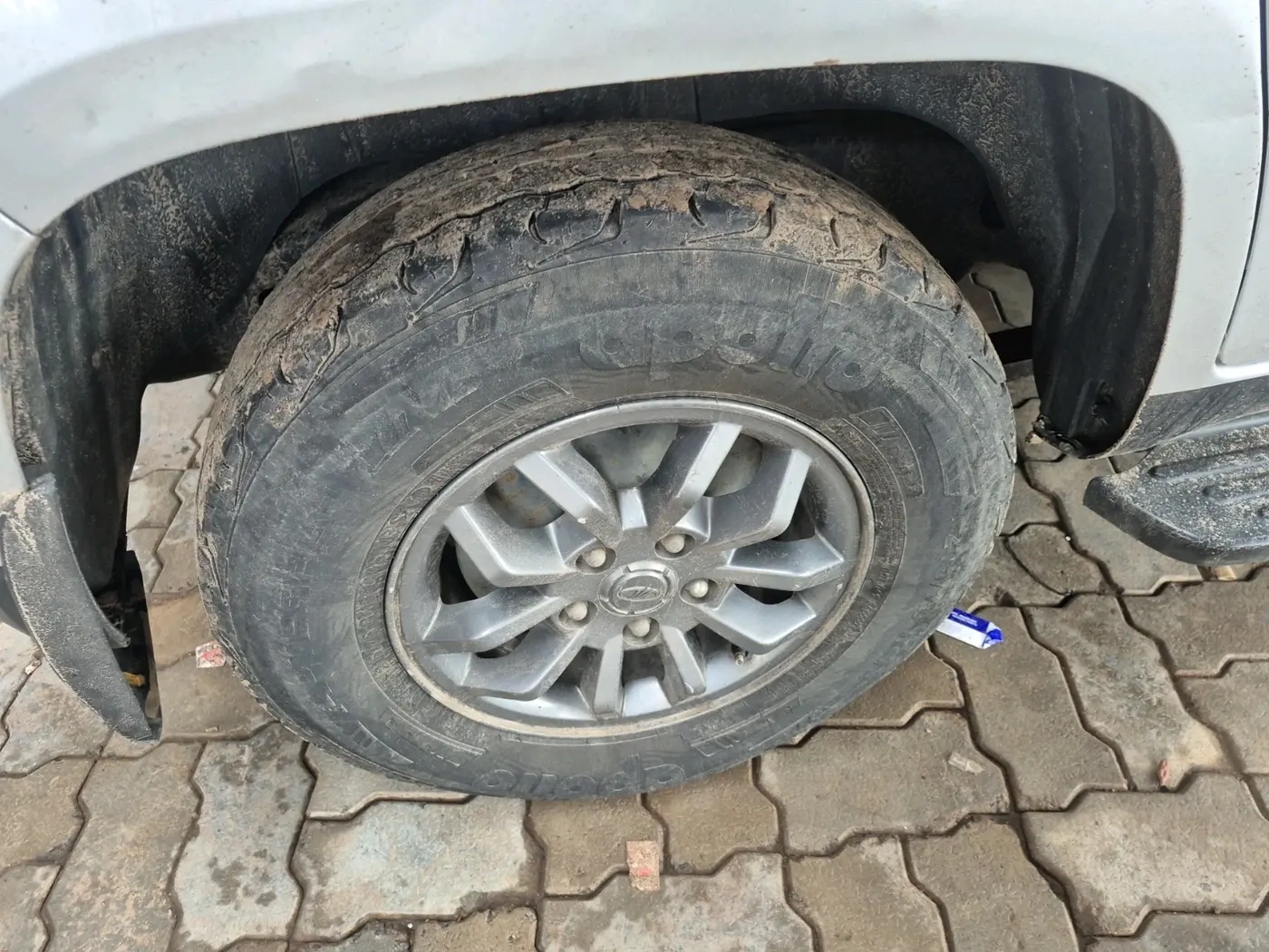 2017 Mahindra TUV300 T10, Diesel, Manual, 1,06,856 km, tyre
