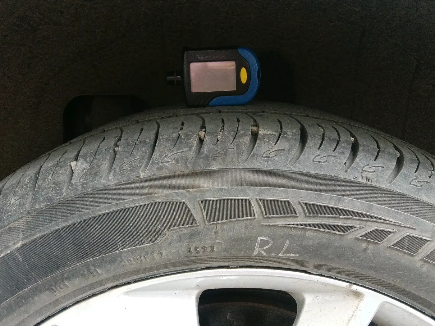 2021 Mahindra XUV300 W8 1.2 PETROL, Petrol, Manual, 1,32,294 km, tyre